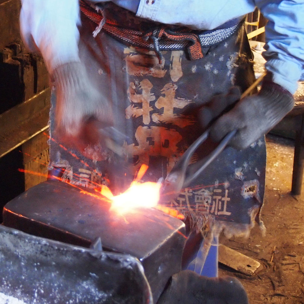 Le forgeron frappe l'acier rougi sur l'enclume, atelier Kajihara