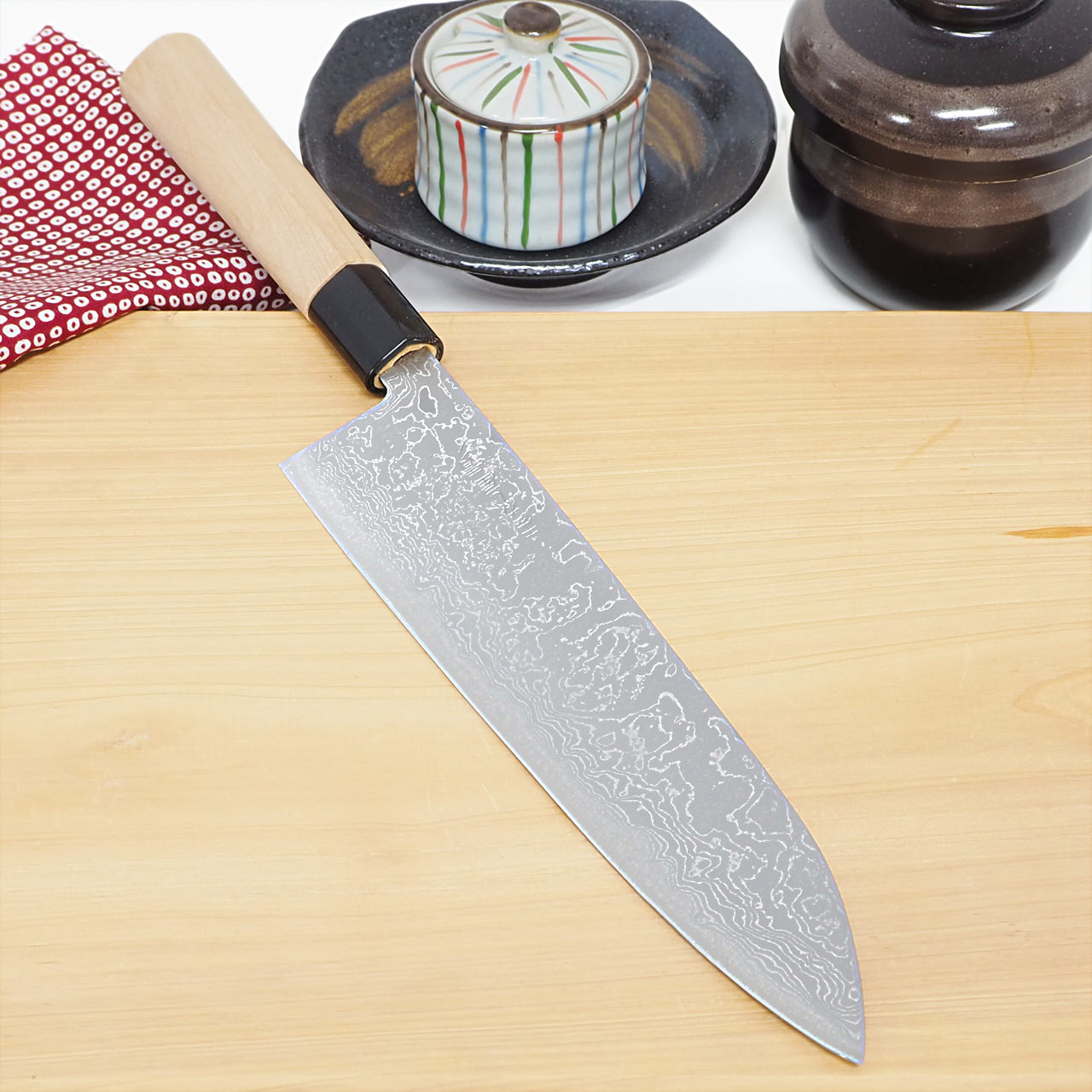 Le gyuto posé sur une planche en bois